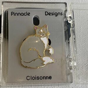 Enamel White & Grey Cat Pin Brooch Gold Cloisonné Vintage Fluffy Kitty Animal